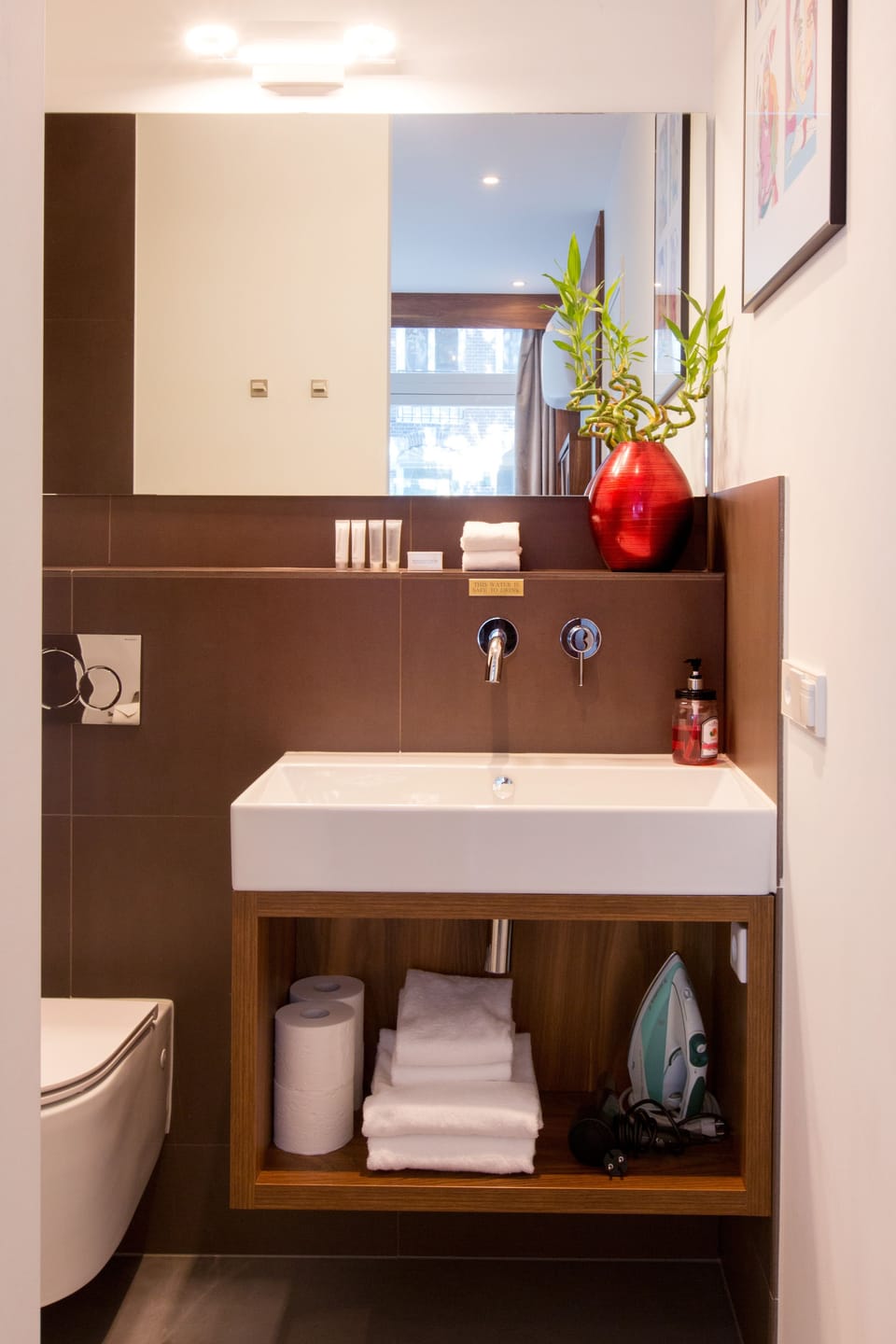 Deluxe Double Room, 1 Queen Bed | Bathroom | Shower, free toiletries, hair dryer, towels