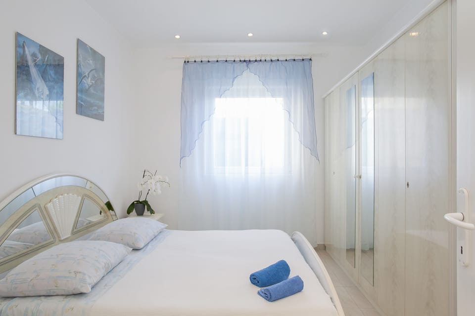 Apartment Domgoj, 1 Bedrooms, Terrace | Bathroom | Shower, free toiletries, hair dryer, towels