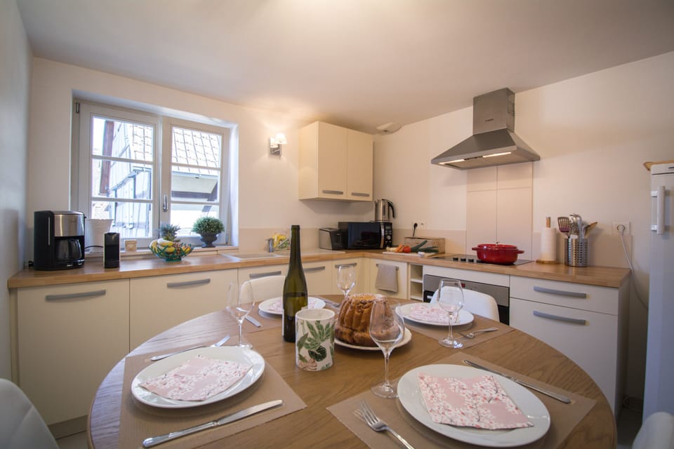 Suite, Ensuite (« Guillaume ») | Shared kitchen | Highchair