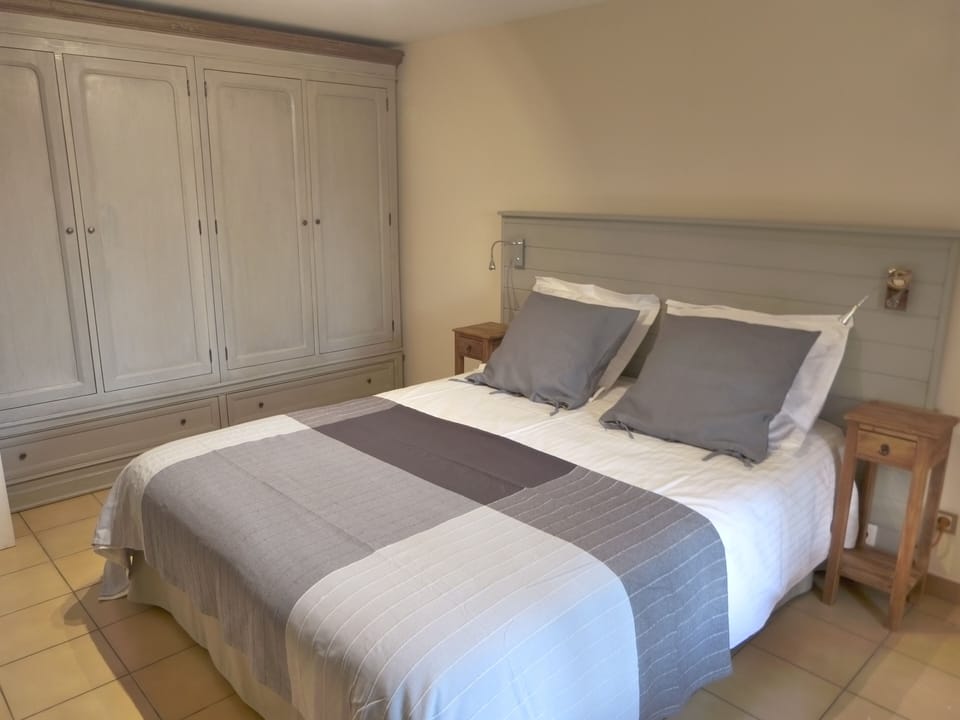 Suite (Cerises) | Blackout drapes, soundproofing, iron/ironing board, cribs/infant beds