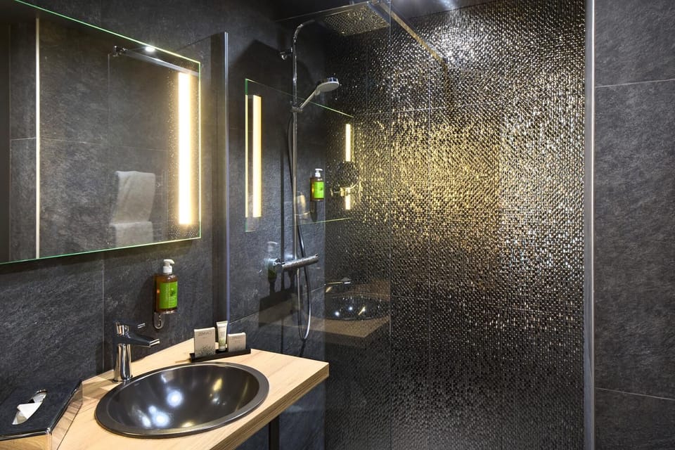 Shower, free toiletries, towels