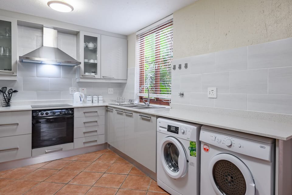 Economy Triple Room | Private kitchen | Fridge, microwave, electric kettle, toaster