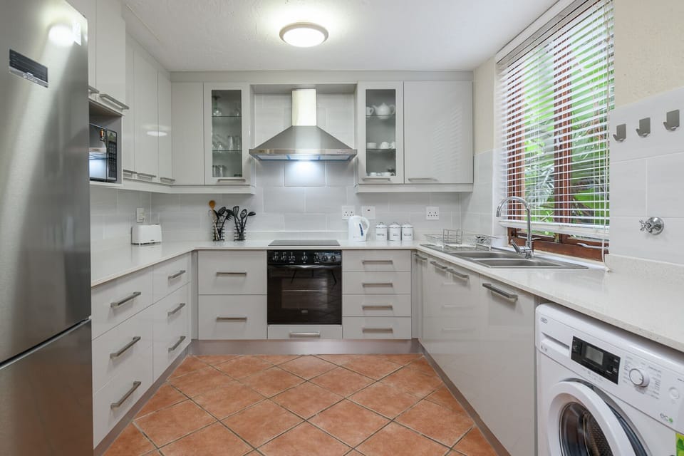 Economy Triple Room | Private kitchen | Fridge, microwave, electric kettle, toaster