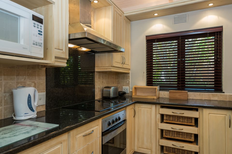 Superior Suite, 3 Bedrooms | Private kitchen | Full-size fridge, microwave, oven, stovetop