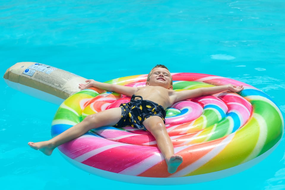 2 outdoor pools, sun loungers