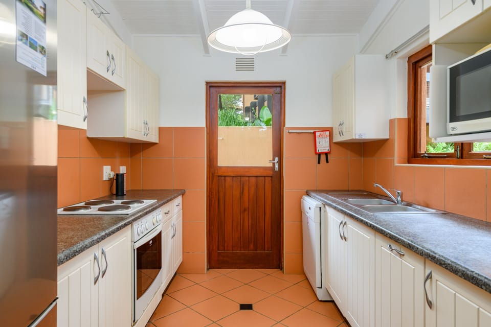Classic Villa | Private kitchen | Full-size fridge, microwave, oven, stovetop