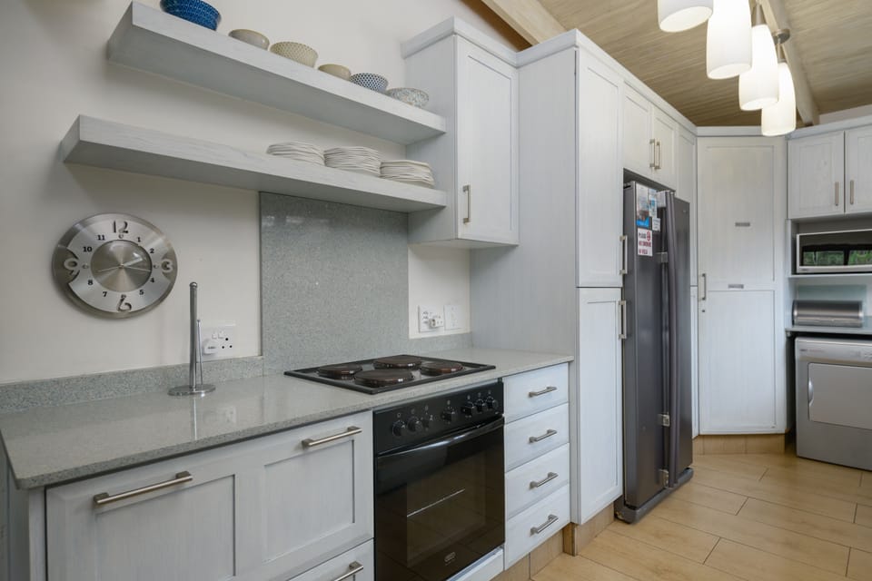 Classic Villa | Private kitchen | Microwave, electric kettle, toaster