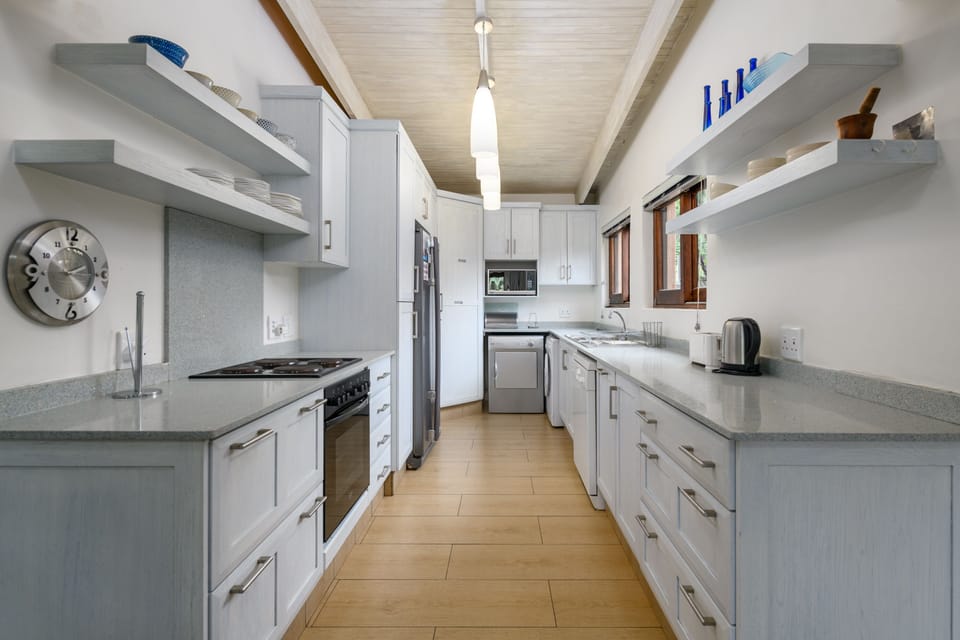 Classic Villa | Private kitchen | Microwave, electric kettle, toaster