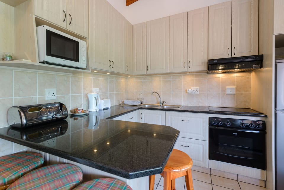 Standard Villa, 2 Bedrooms | Private kitchen | Electric kettle, toaster