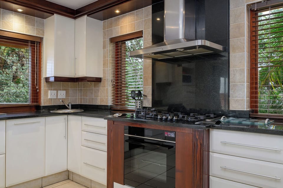 Deluxe Villa, 4 Bedrooms | Private kitchen | Microwave, cookware/dishes/utensils