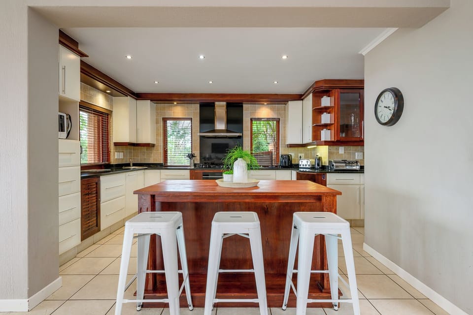 Deluxe Villa, 4 Bedrooms | Private kitchen | Microwave, cookware/dishes/utensils