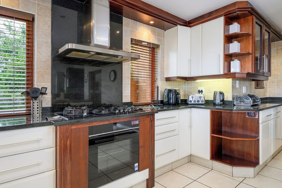 Deluxe Villa, 4 Bedrooms | Private kitchen | Microwave, cookware/dishes/utensils