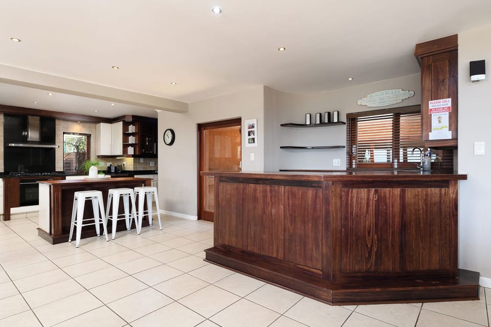 Deluxe Villa, 4 Bedrooms | Private kitchen | Microwave, cookware/dishes/utensils