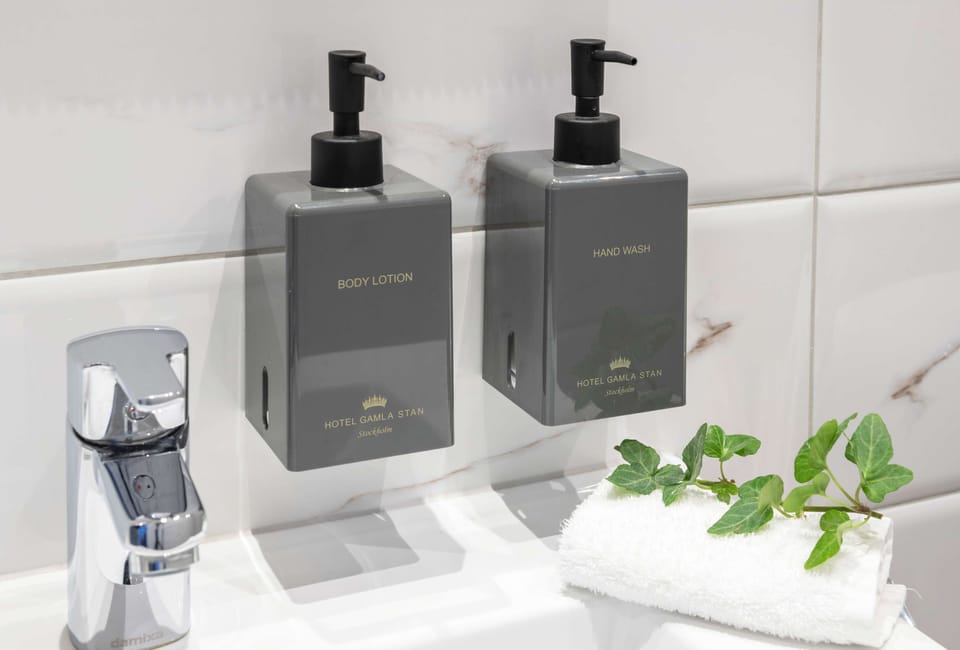 Shower, rainfall showerhead, free toiletries, hair dryer