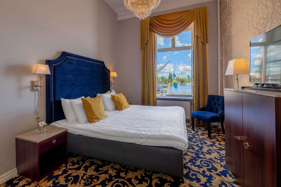 Standard Room, 1 King Bed, Non Smoking, Sea View | Individually decorated, individually furnished, laptop workspace