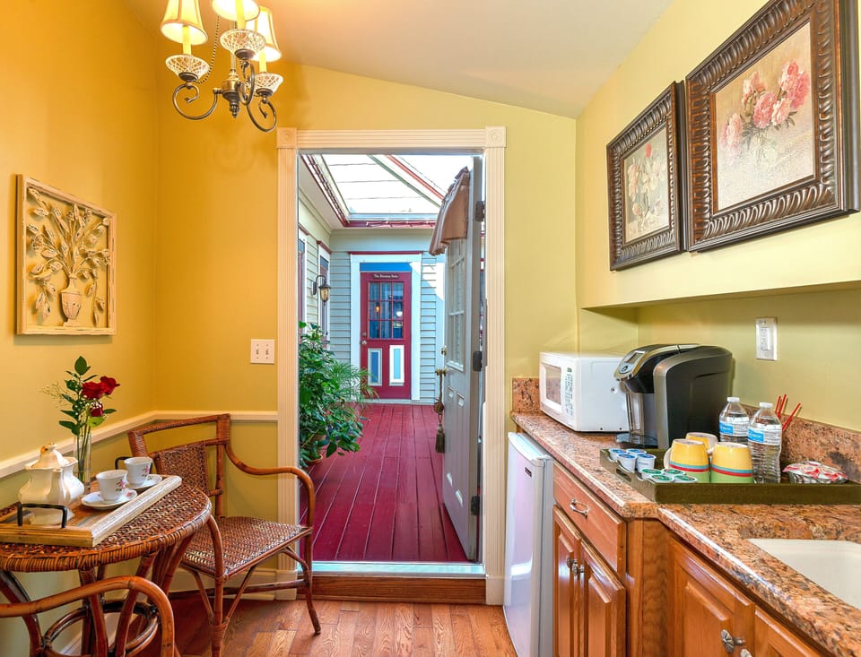Honeymoon Suite, 1 King Bed, Balcony | Private kitchenette