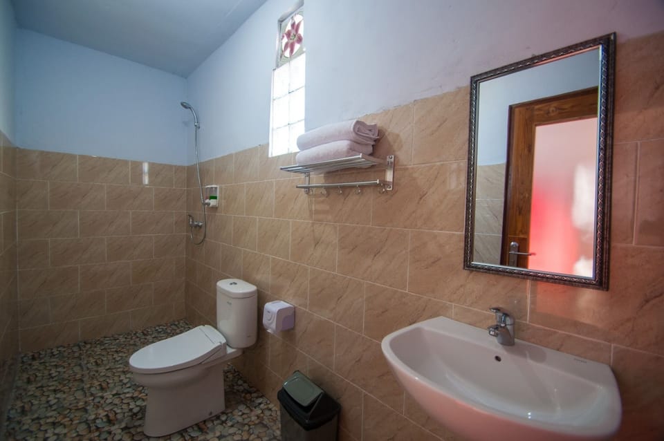 Standard Double Room, 1 Queen Bed, Pool View | Bathroom | Shower, free toiletries, towels
