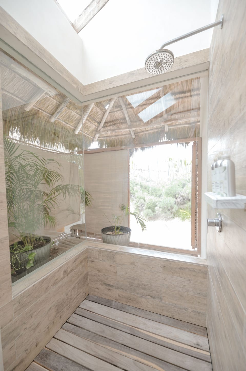 Suite Oceanfront King | Bathroom | Shower, rainfall showerhead, free toiletries, hair dryer
