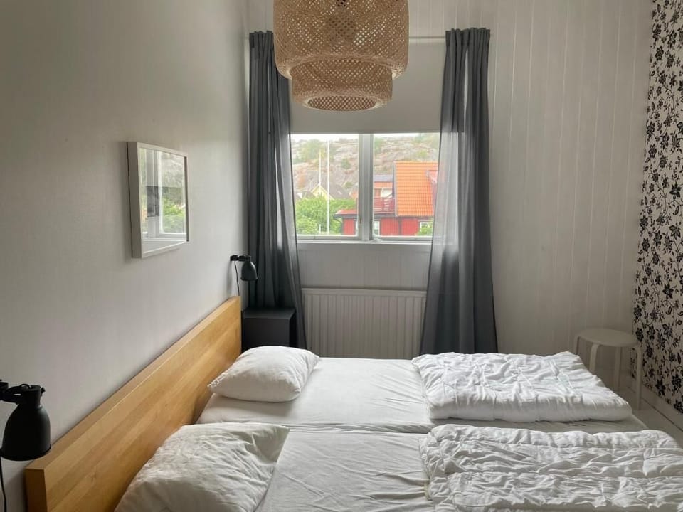 Double Room, Shared Bathroom | Blackout drapes, free WiFi, bed sheets