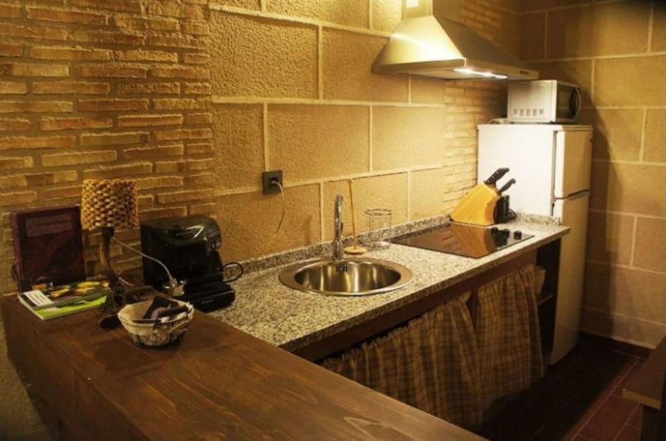 House, 4 Bedrooms | Private kitchen | Microwave, cookware/dishes/utensils