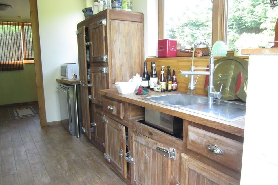 Cottage, Smoking | Shared kitchen | Full-size fridge, microwave, oven, stovetop