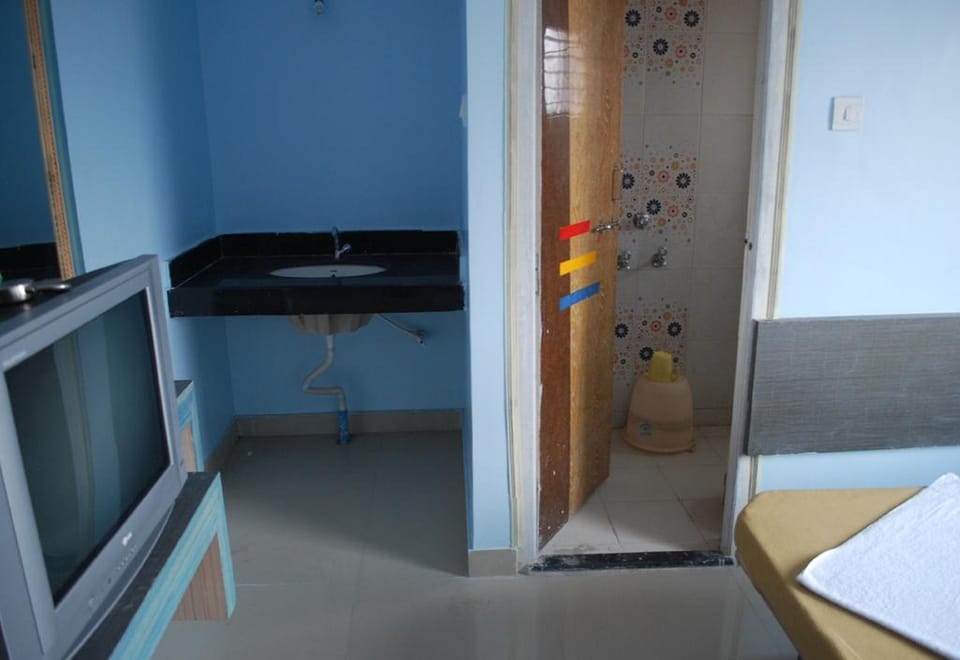 Shower, free toiletries, towels