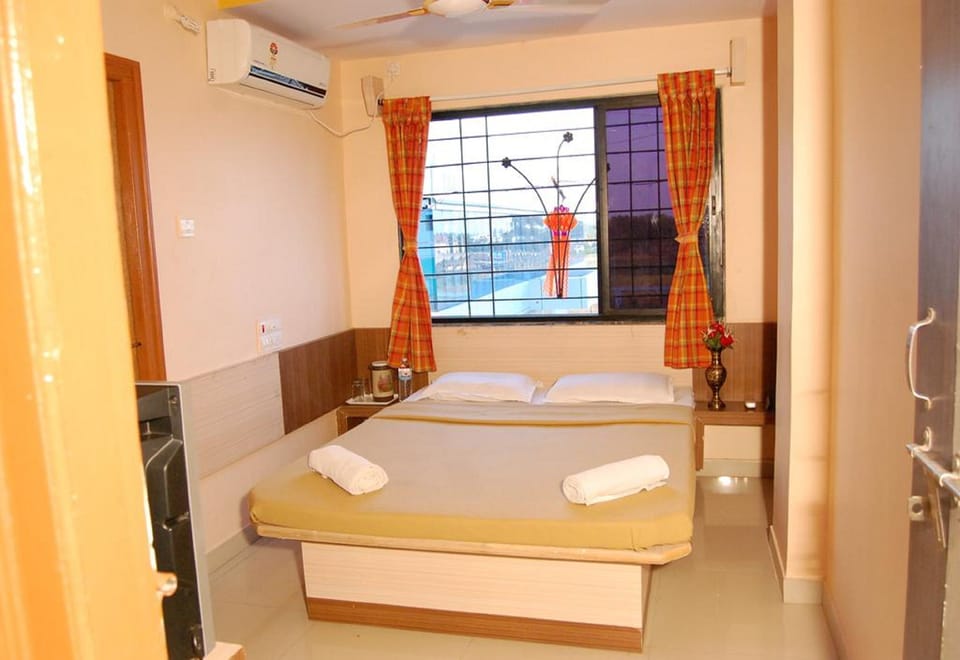 Deluxe Room, 1 Double Bed (AC) | Soundproofing, rollaway beds, bed sheets
