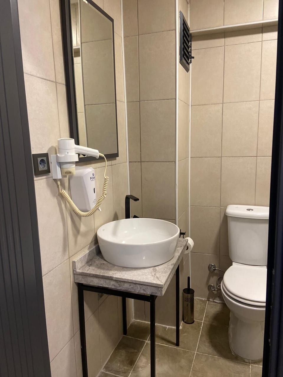 Double Room, 1 Double Bed | Bathroom | Shower, hydromassage showerhead, free toiletries, hair dryer