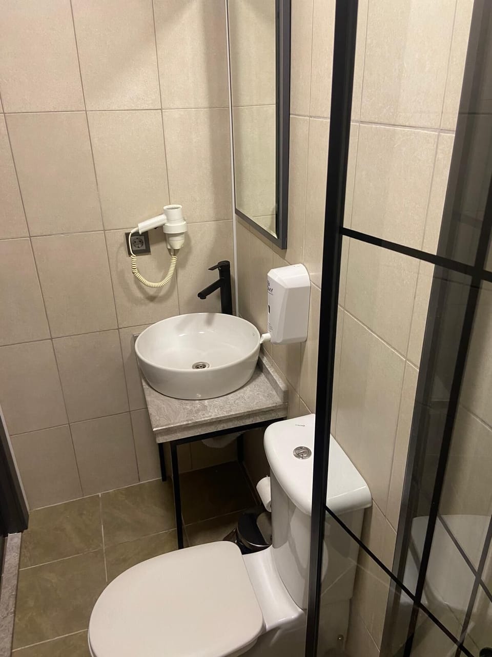 Double Room, 1 Double Bed | Bathroom | Shower, hydromassage showerhead, free toiletries, hair dryer
