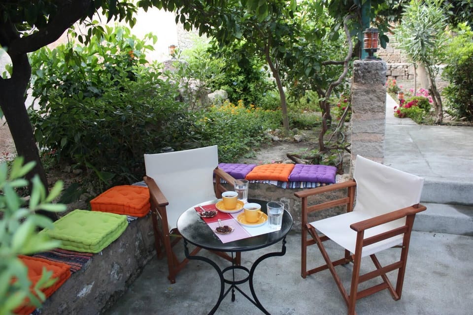 Garden, dining area, coffee table, lounge chairs, barbecue.
