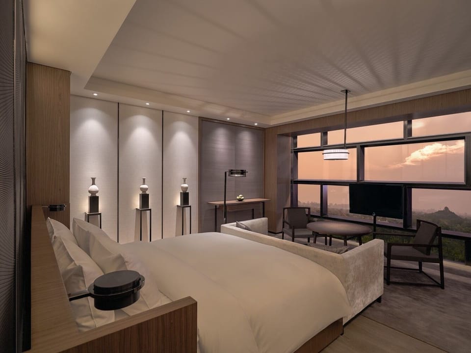 Grand Deluxe Room (Forbidden City or Jing Shan Park View) | Minibar (free items), in-room safe, blackout drapes, soundproofing