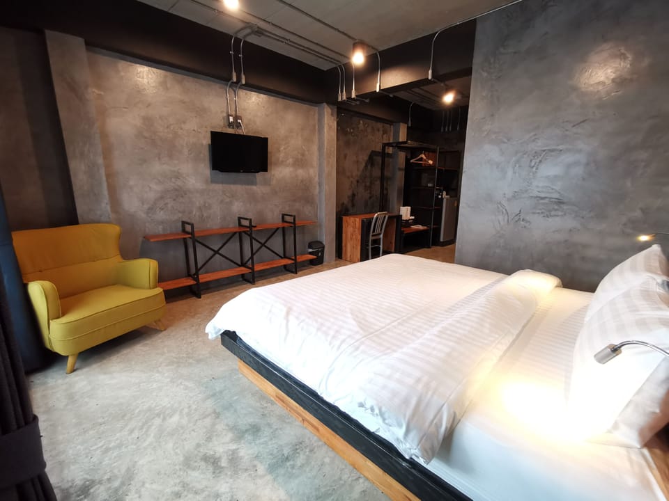 Deluxe Double Room, 1 King Bed, Non Smoking | Premium bedding, desk, laptop workspace, blackout drapes