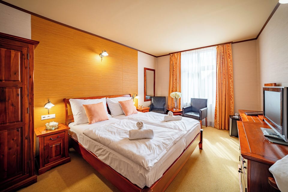 Double Room | Hypo-allergenic bedding available, in-room safe, laptop workspace