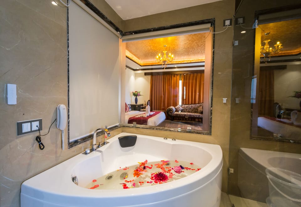 Royal Room | Jetted tub