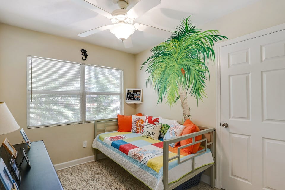 Third room with day bed, great for visitors, or converts to an office.