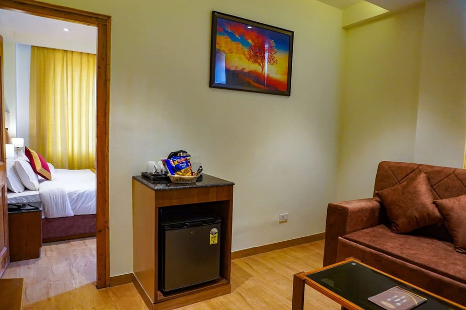 Suite, 1 Double Bed with Sofa bed, Non Smoking | Desk, rollaway beds (surcharge), WiFi (free)