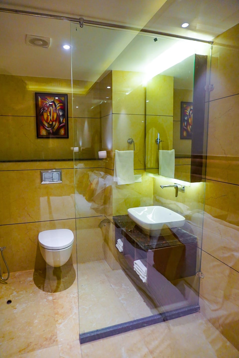 Combined shower/tub, deep soaking tub, towels