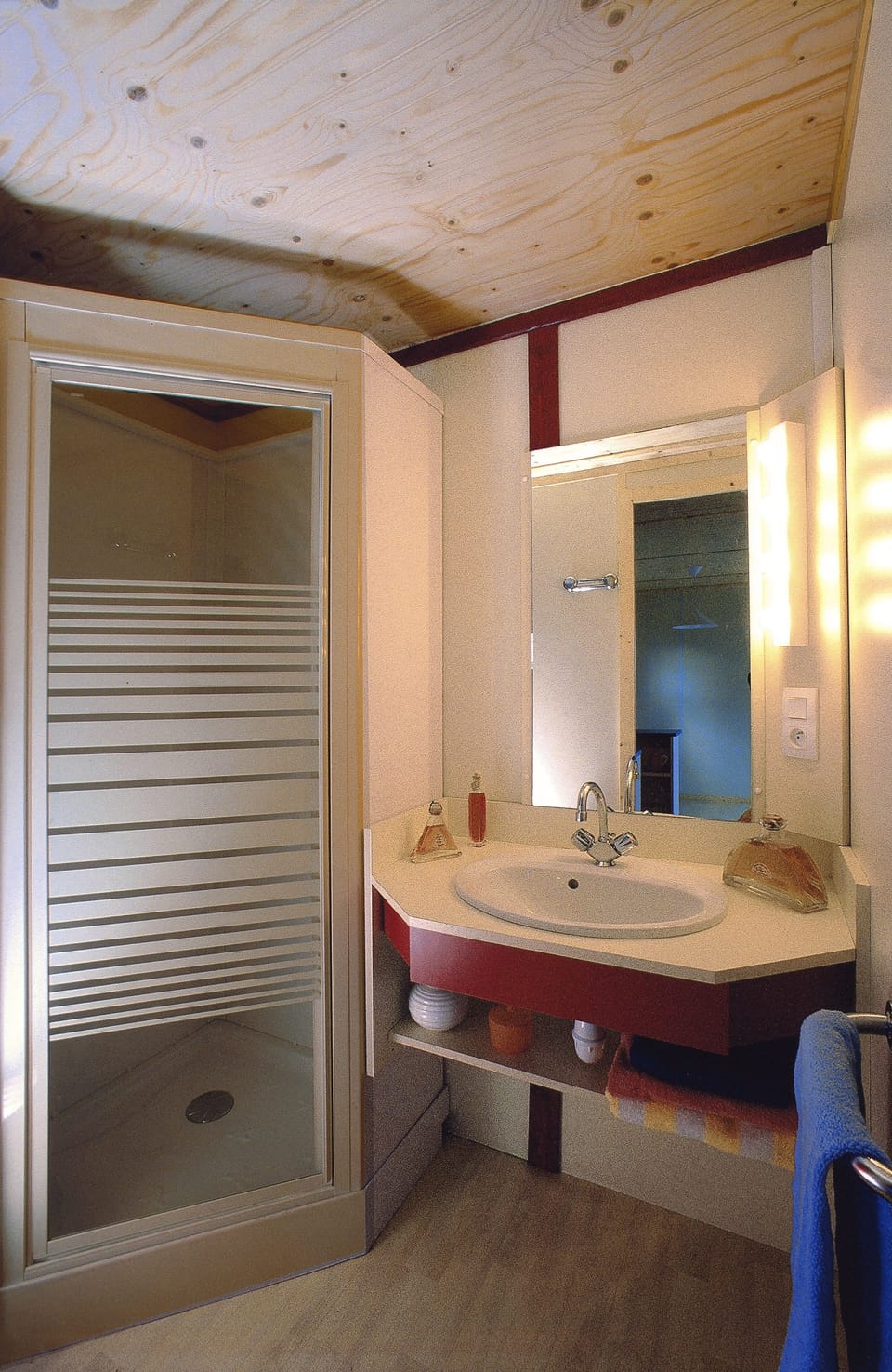 Standard Bungalow | Bathroom | Shower, rainfall showerhead, towels