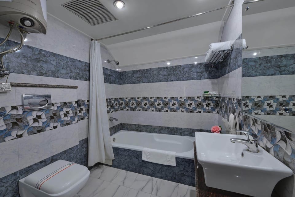 Suite | Bathroom | Free toiletries, hair dryer, slippers, towels