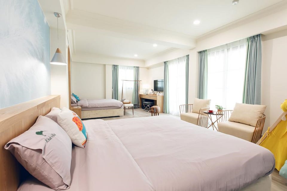 Family Room, Bathtub | Premium bedding, memory foam beds, individually decorated, desk