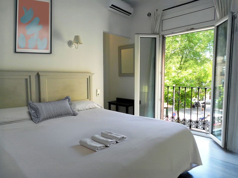 Double Room, 1 Double or 2 Twin Beds | In-room safe, desk, soundproofing, free cribs/infant beds
