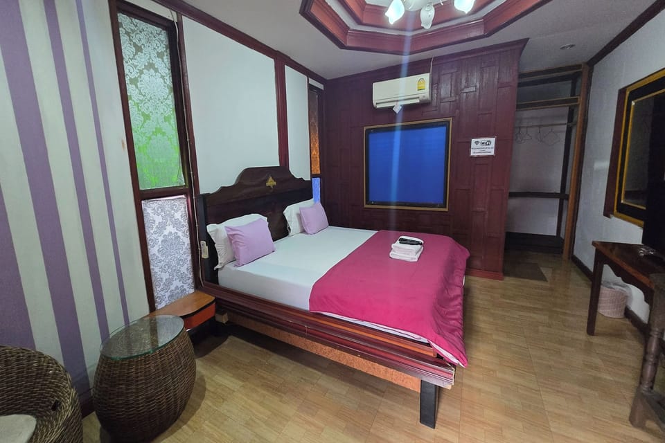 Bungalow | Desk, bed sheets