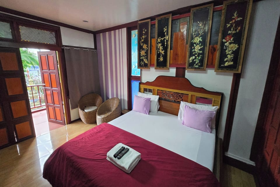 Bungalow | Desk, bed sheets