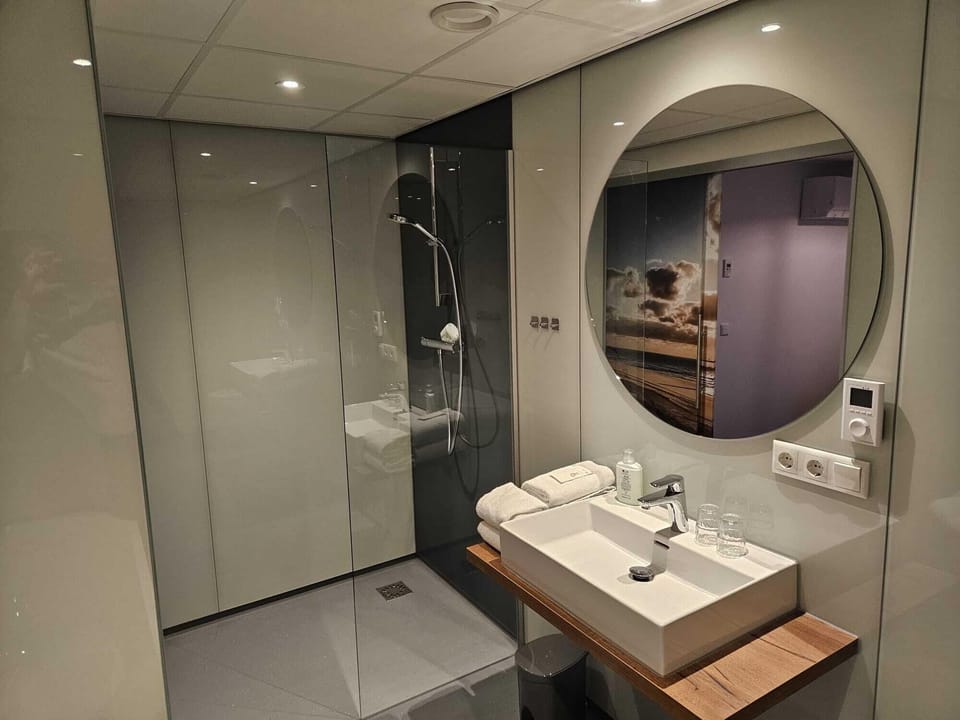 Comfort Double Room, Bathtub | Bathroom | Free toiletries, hair dryer, towels, soap