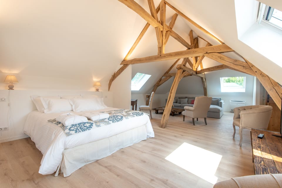Suite (La Montée des Vignes) | Blackout drapes, soundproofing, WiFi (free), bed sheets