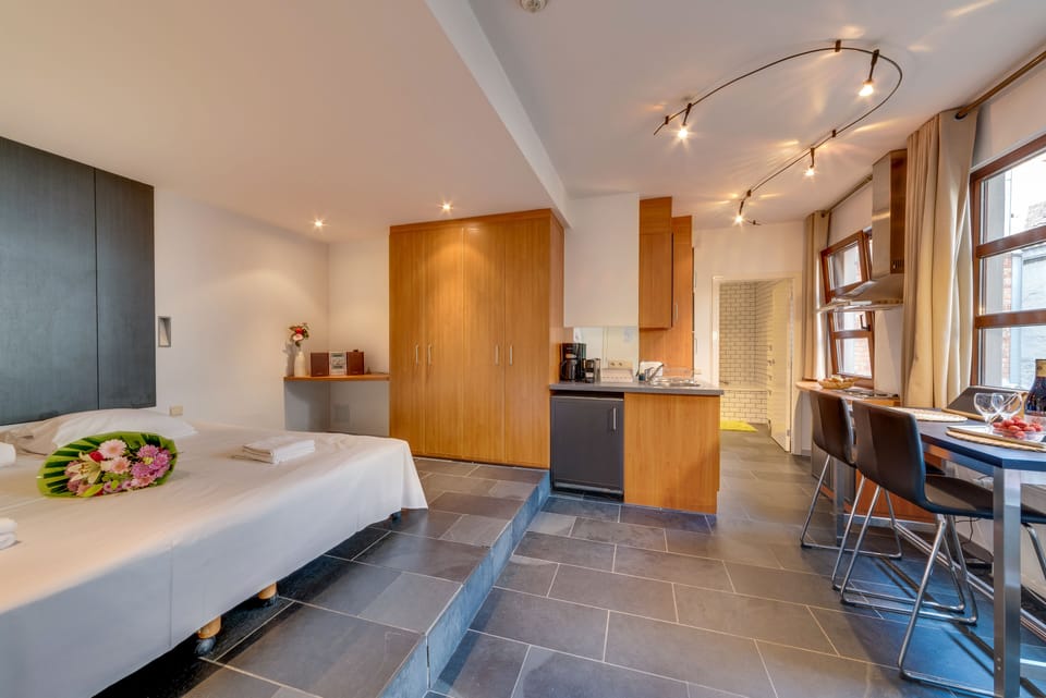 City Apartment | 1 bedroom, desk, iron/ironing board, free cribs/infant beds
