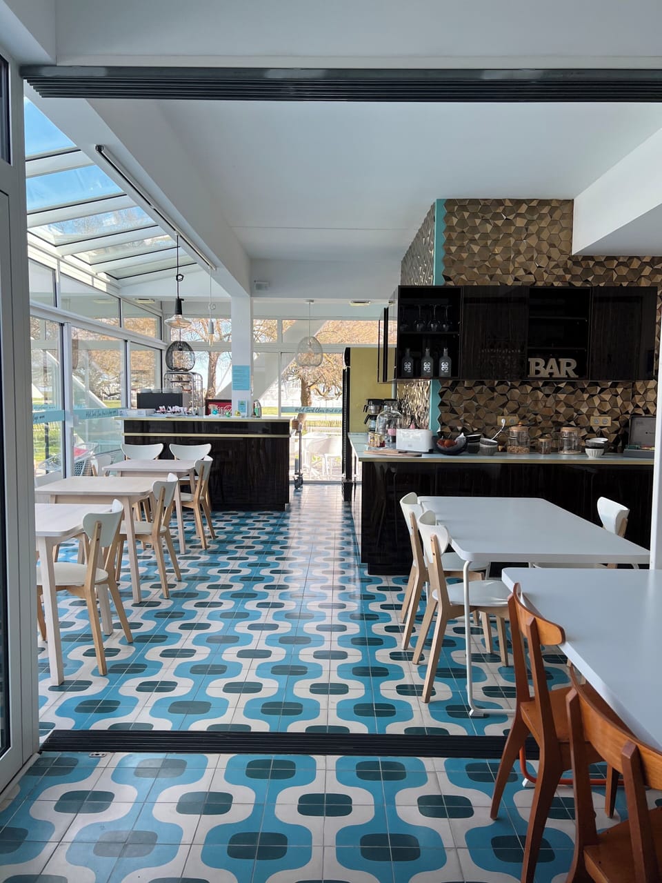 Daily continental breakfast (EUR 14 per person)