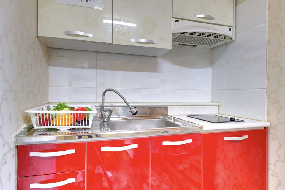 Traditional Room (Ondol) | Private kitchenette | Fridge, microwave, stovetop, electric kettle