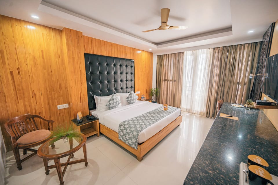 Premium Room | 1 bedroom, premium bedding, in-room safe, desk