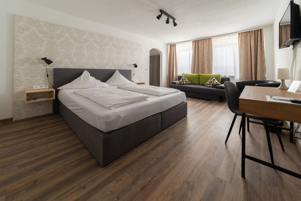 Comfort Double Room | Hypo-allergenic bedding available, desk, laptop workspace